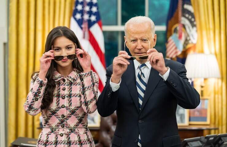 Olivia Rodrino e Biden in una posa con occhiali da sole