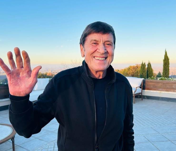 Gianni Morandi mostra la sua mano