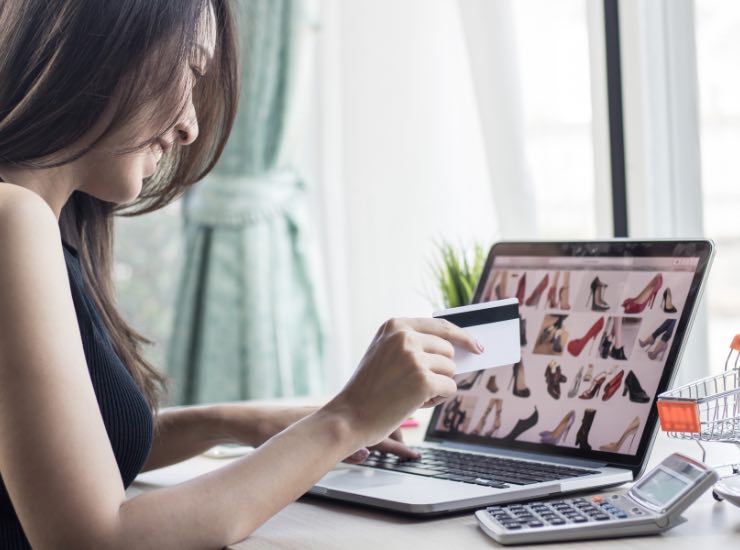 una ragazza fa acquisti online con la carta