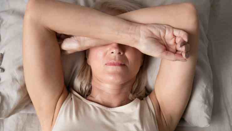 Troppa luce nella stanza è tra i fattori che impediscono il sonno