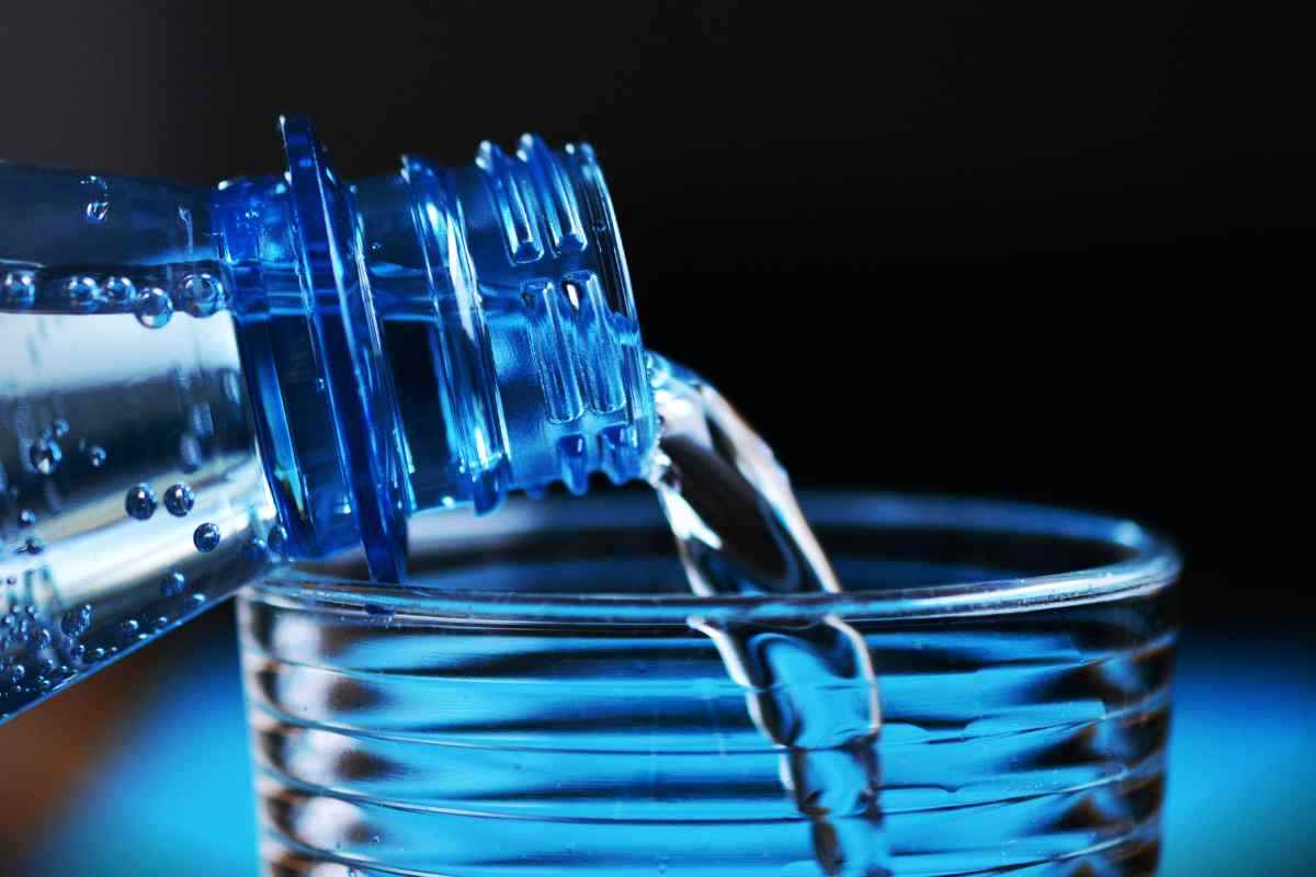 Svantaggi della plastica come contenitore per l'acqua 