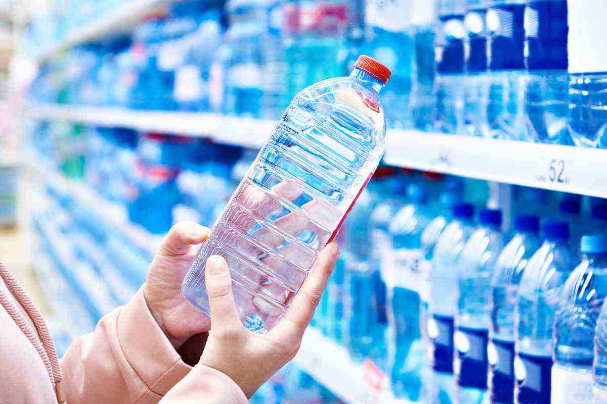 Acqua nelle bottiglie di plastica e sostanze tossiche