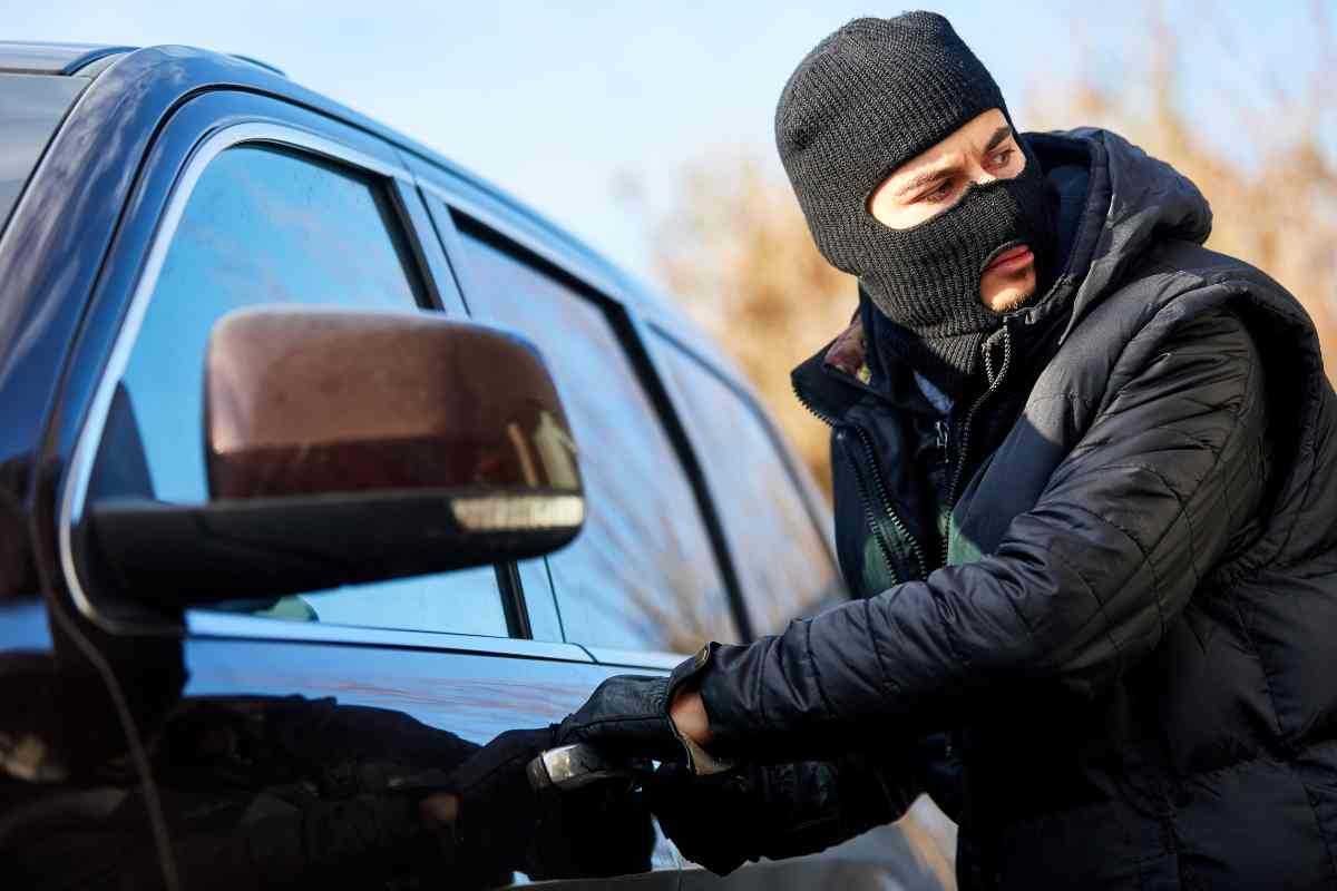 Furto dell'auto in un parcheggio a pagamento