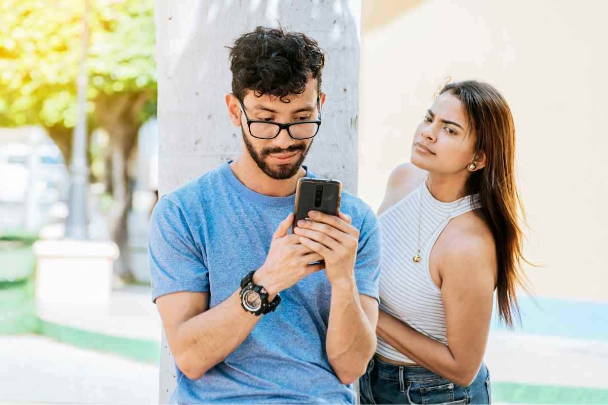 Come scoprire i segreti del partner con WhatsApp