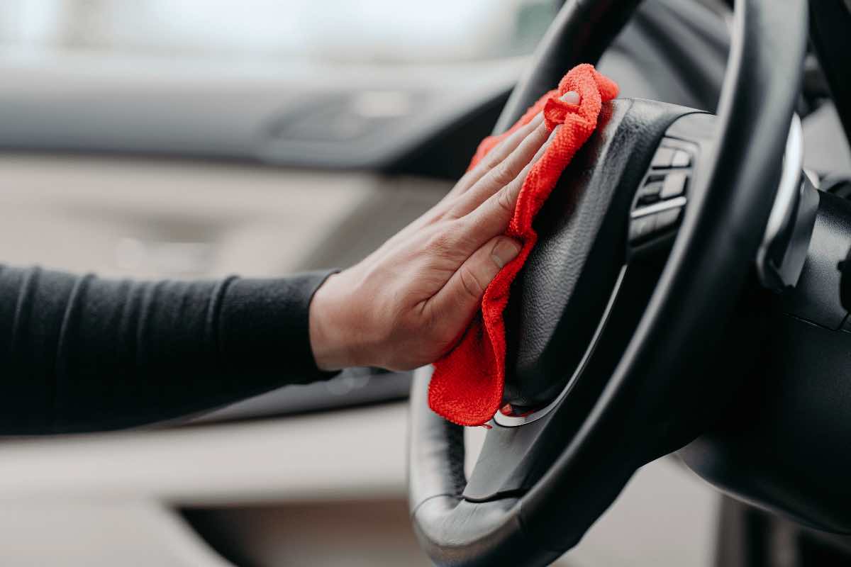 Ecco come pulire l'auto al rientro dalle vacanze: alcuni consigli