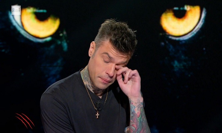 Fedez in lacrime durante un'intervista a Belve