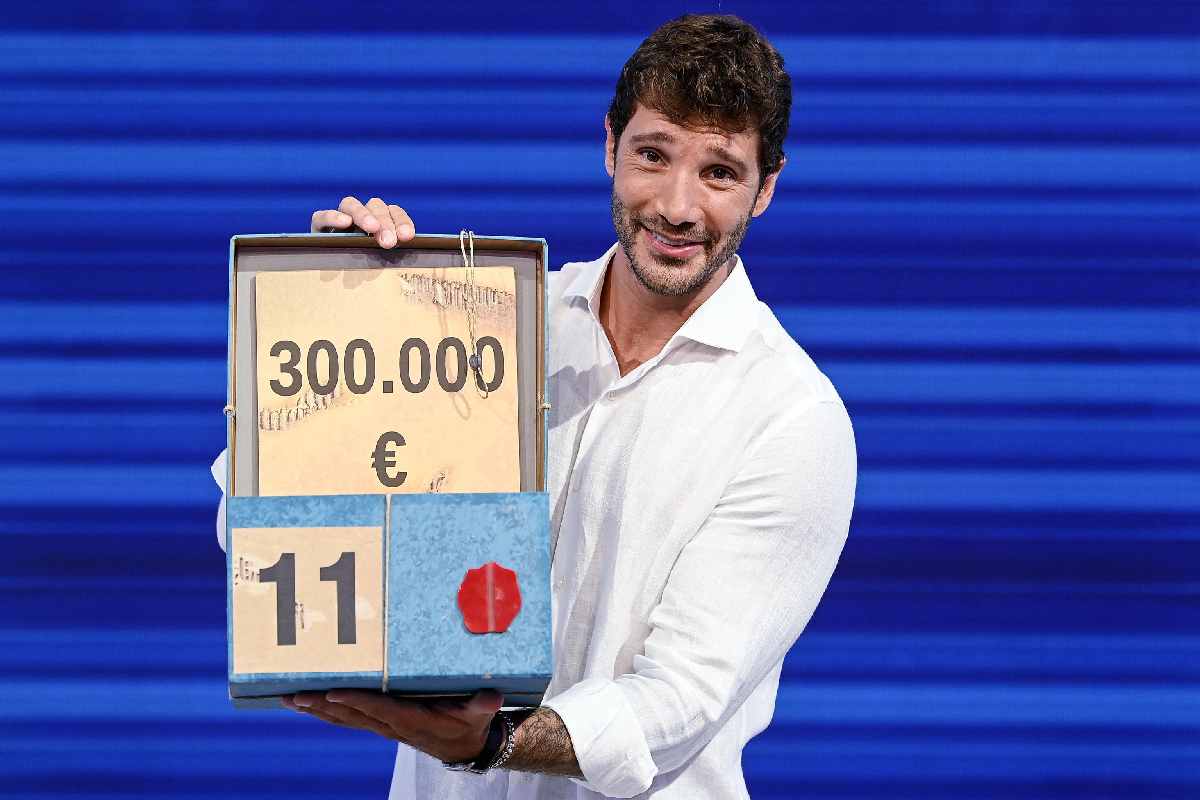 Stefano De Martino durante la presentazione della trasmissione televisiva Affari Tuoi