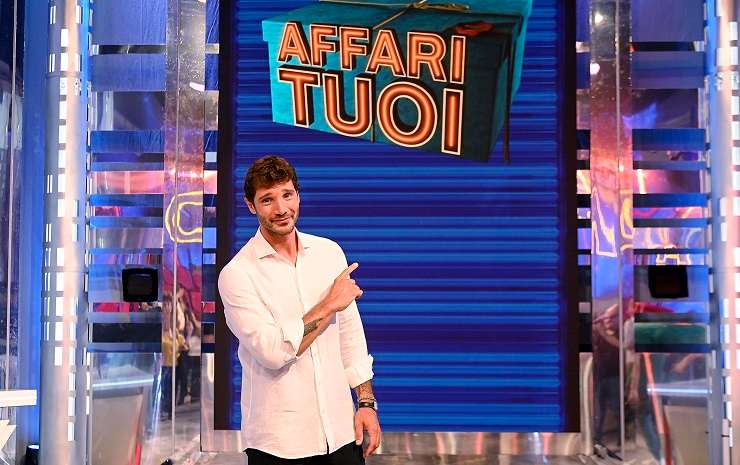 Stefano De Martino nello studio di Affari Tuoi